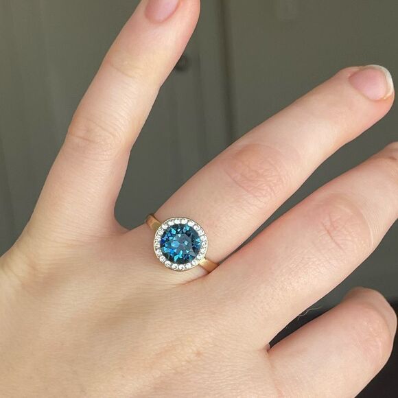 Jewelry - ⭐️HP⭐️Beautiful gold colored ring with a blue gem